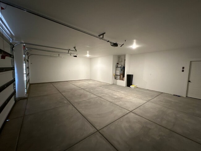 Building Photo - 3 bed plus office / 2.5 bath / 3 car Singl...