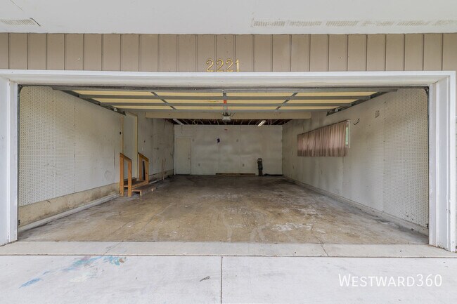 Building Photo - 2221 Belmont Ave