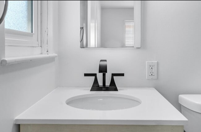Building Photo - Gorgeous Remodeled 3 Bedroom 2 Bath Pool H...