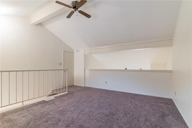 Building Photo - 7211 Lakewood Dr