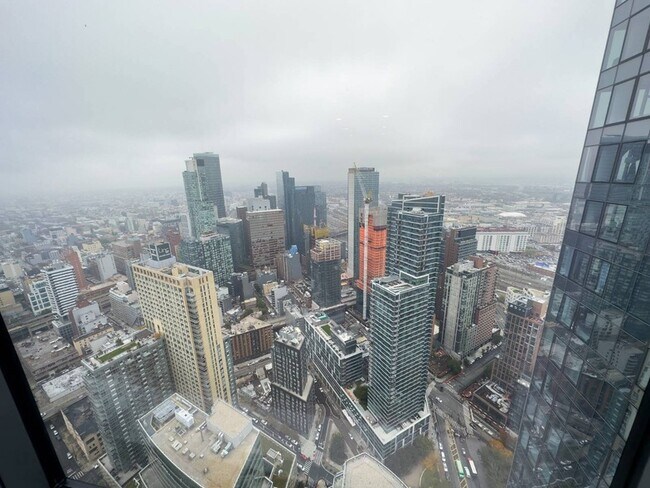 Building Photo - 3 Ct Square W