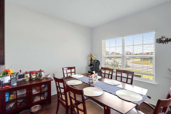 Building Photo - "Spacious 5-Bedroom Home with 3.5 Full Bat...