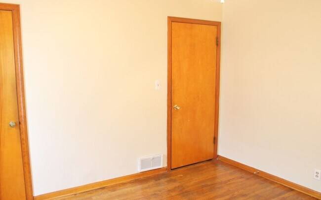 Building Photo - 3 Bed 1.5 bath Single Family Home