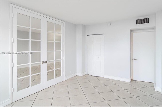 Building Photo - 1455 N Treasure Dr