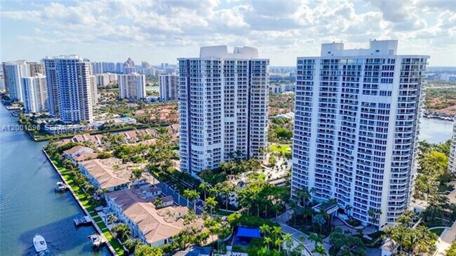 Building Photo - 21050 Point Pl