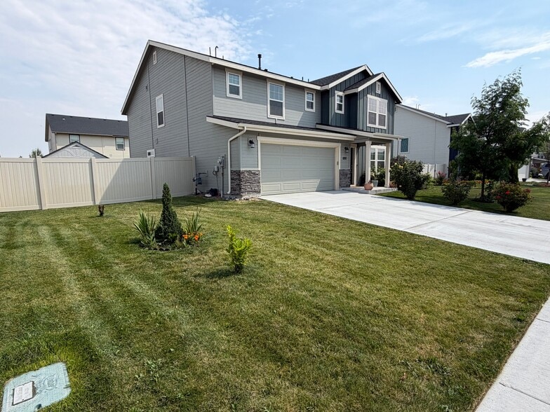 Building Photo - 690 SW Raelynn St
