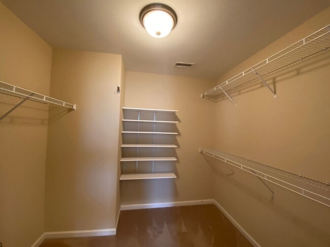 Building Photo - 3 Bedroom / 3 Bathroom / End Unit Townhome...
