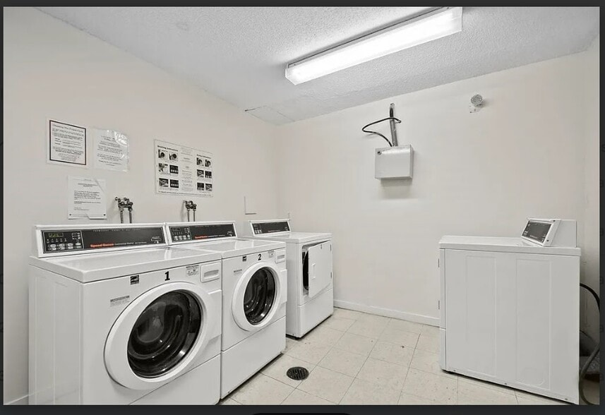 Building Photo - 6 Midhurst Rd