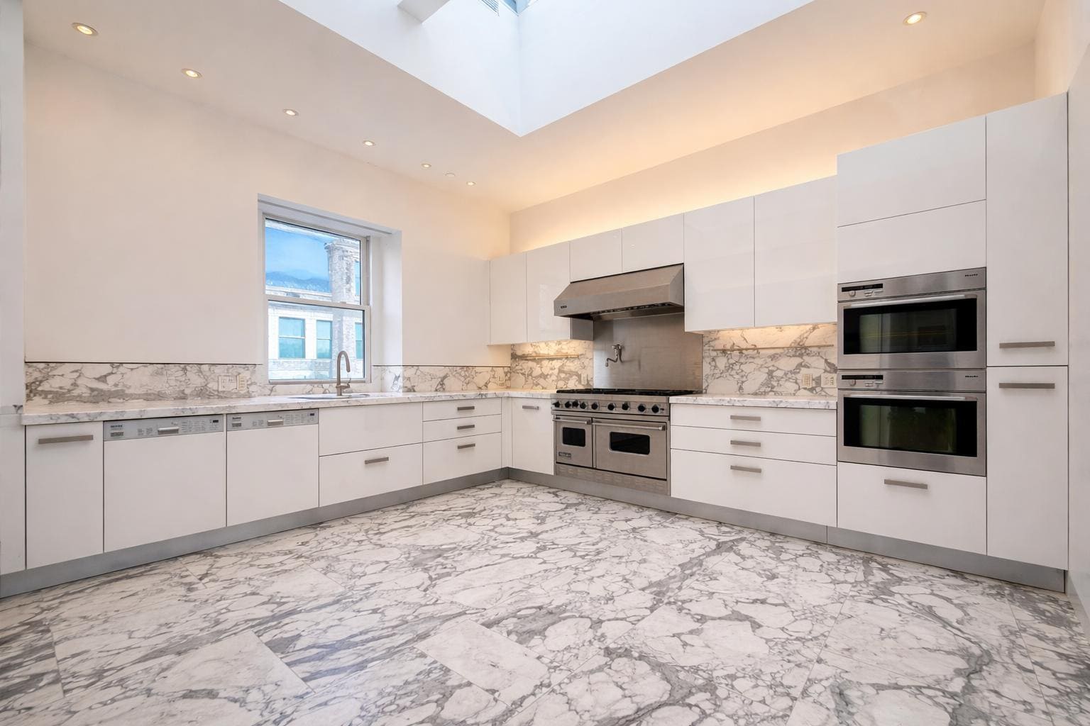 Building Photo - 54 Bleecker St