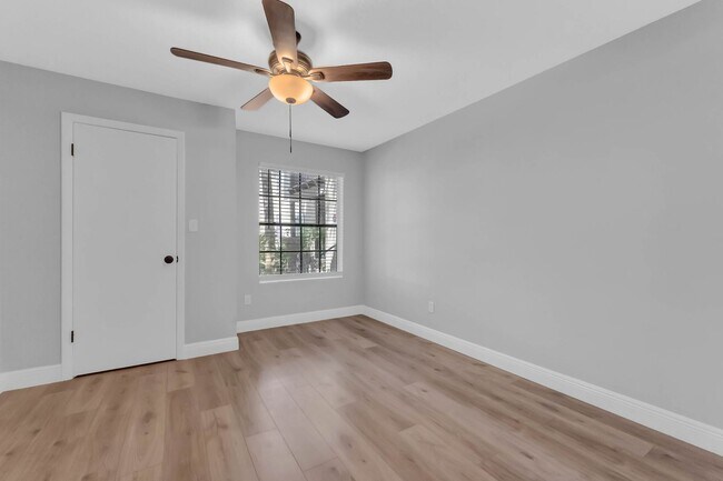 Building Photo - Newly Renovated Ground Floor Condo in Gate...