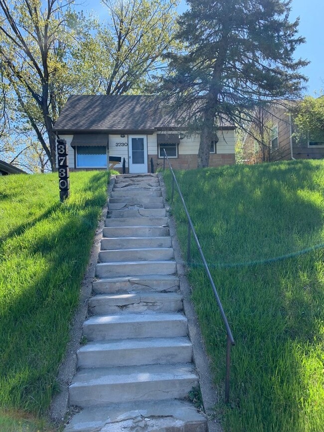 Building Photo - Beautiful 4 Bedroom 1 Bathroom in North Minneapolis