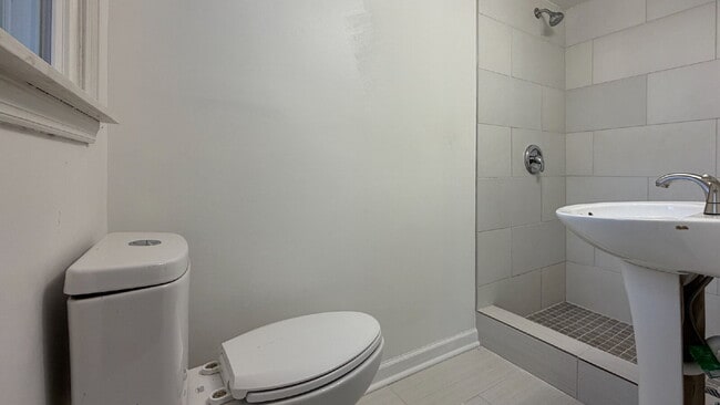 Building Photo - For Rent: 3+ BR, 3BA house. (Please speak with us before applying.)