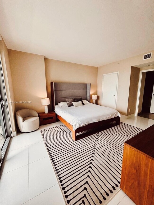 Building Photo - 1300 Brickell Bay Dr