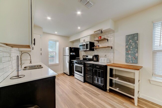 Building Photo - 4405 Button Bend Cir