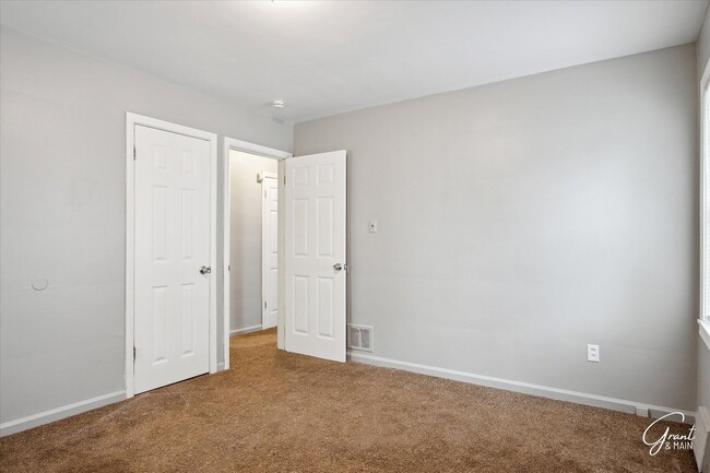 Building Photo - 2 bedroom