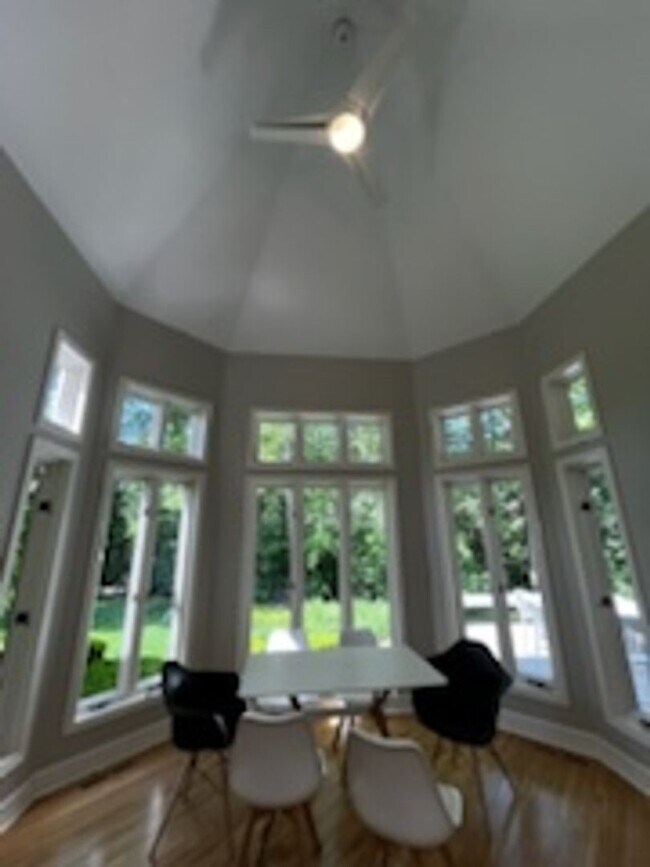 Building Photo - Stunning Custom Built Home with ALL Utilit...