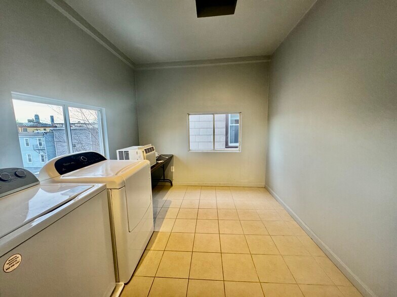 Building Photo - 372 Prospect St