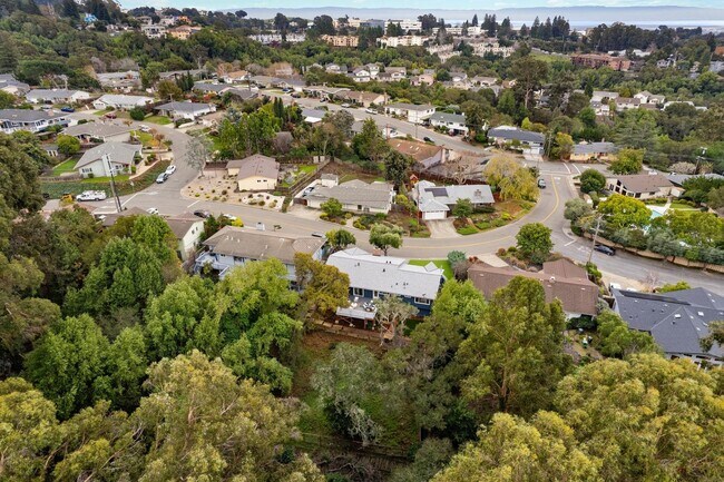 Building Photo - Updated Woodland Estates Home