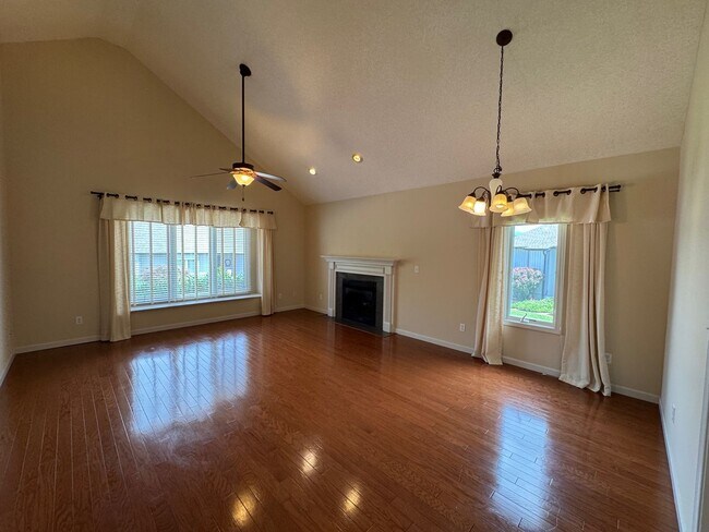 Building Photo - Weaverville - Well Kept Townhome with Flex Space