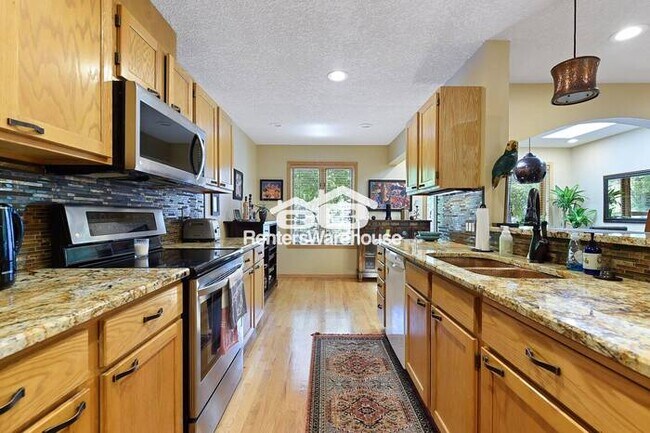 Building Photo - Available 12/1 - Beautiful Minnetonka Town...