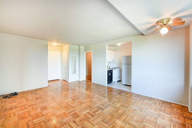 Building Photo - Spacious & Bright Junior 1 Bedroom at River Place East