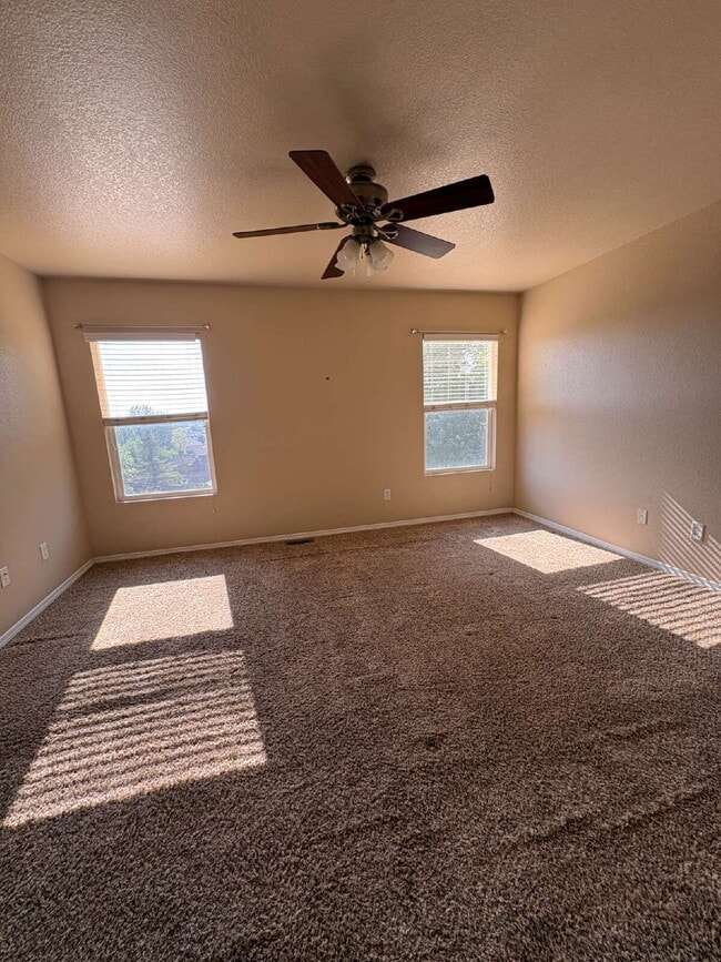Building Photo - 3 bedroom - Lazy River