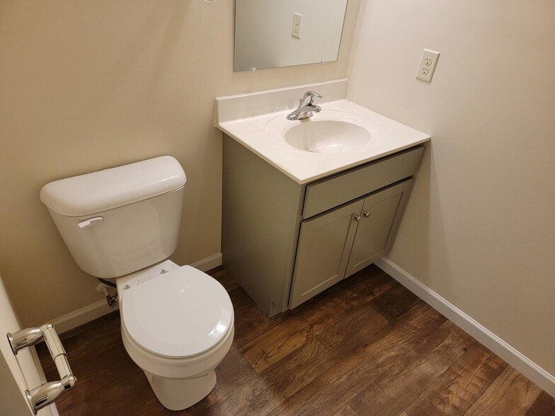 Building Photo - 726 Farmwood Ln