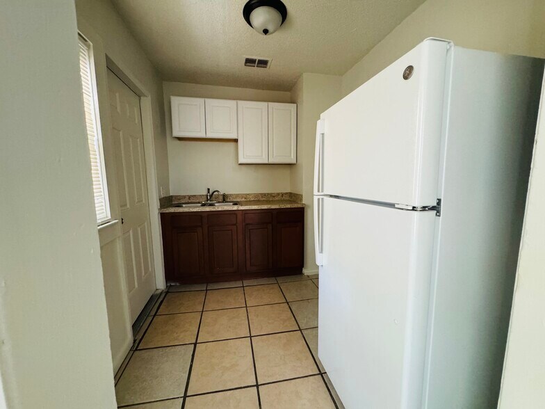 Building Photo - 1983 Lambert St