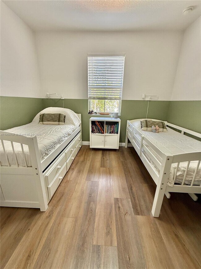 Building Photo - 1034 NE 208th St