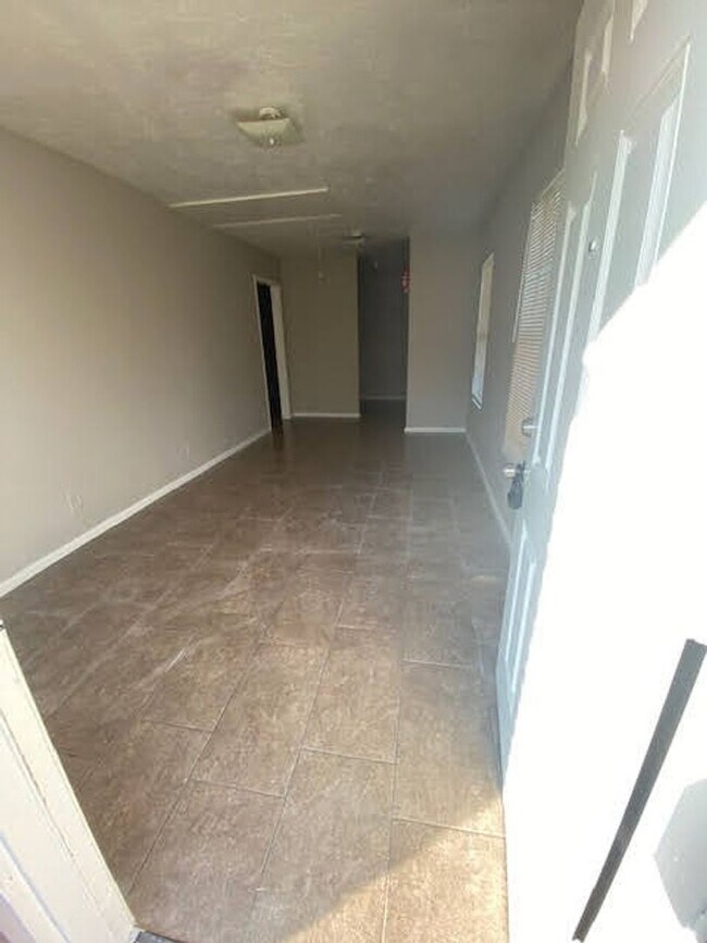 Building Photo - COME TOUR THIS NICE 2 BEDROOM 1 BATH DUPLE...