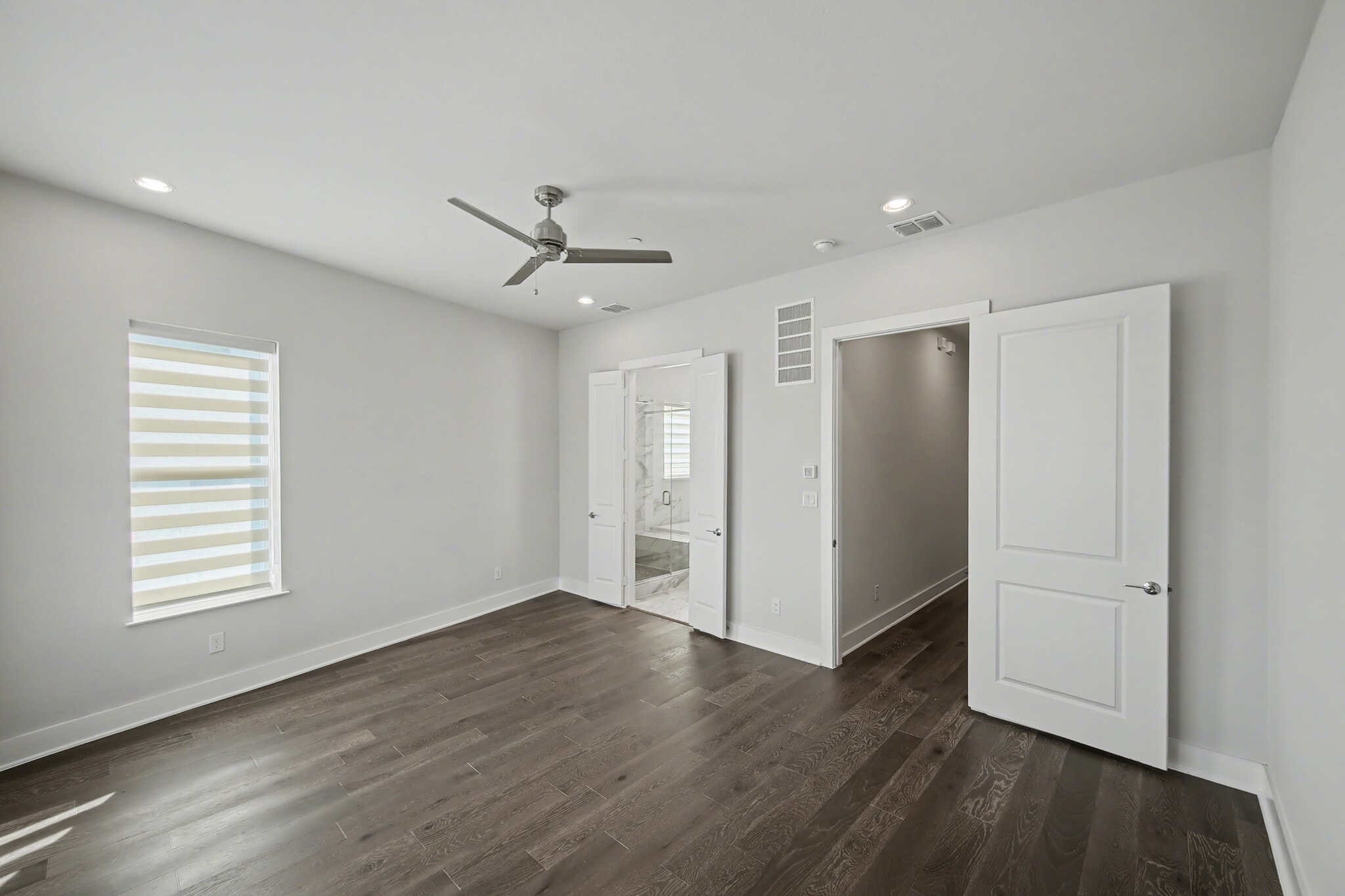 Building Photo - 381 E Greenbriar Ln