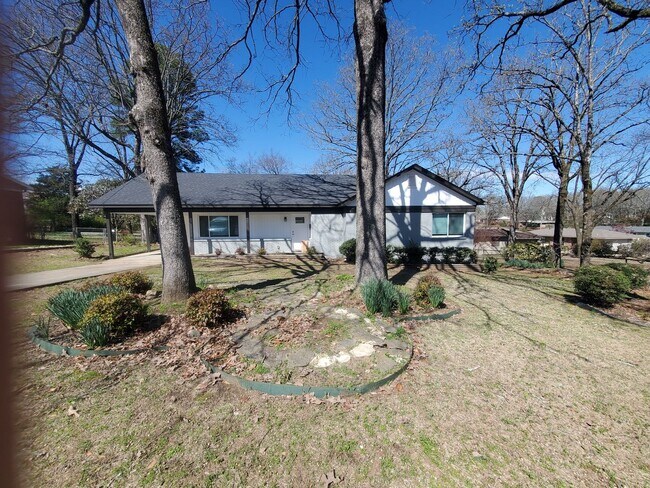 Building Photo - Contact Property managers Jeff and Tonia Rollins 501-626-9917