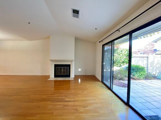 Building Photo - Spacious Condo in a Desirable Private Community