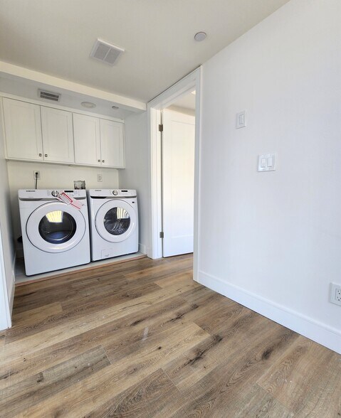 Building Photo - 543 N Kingsley Dr