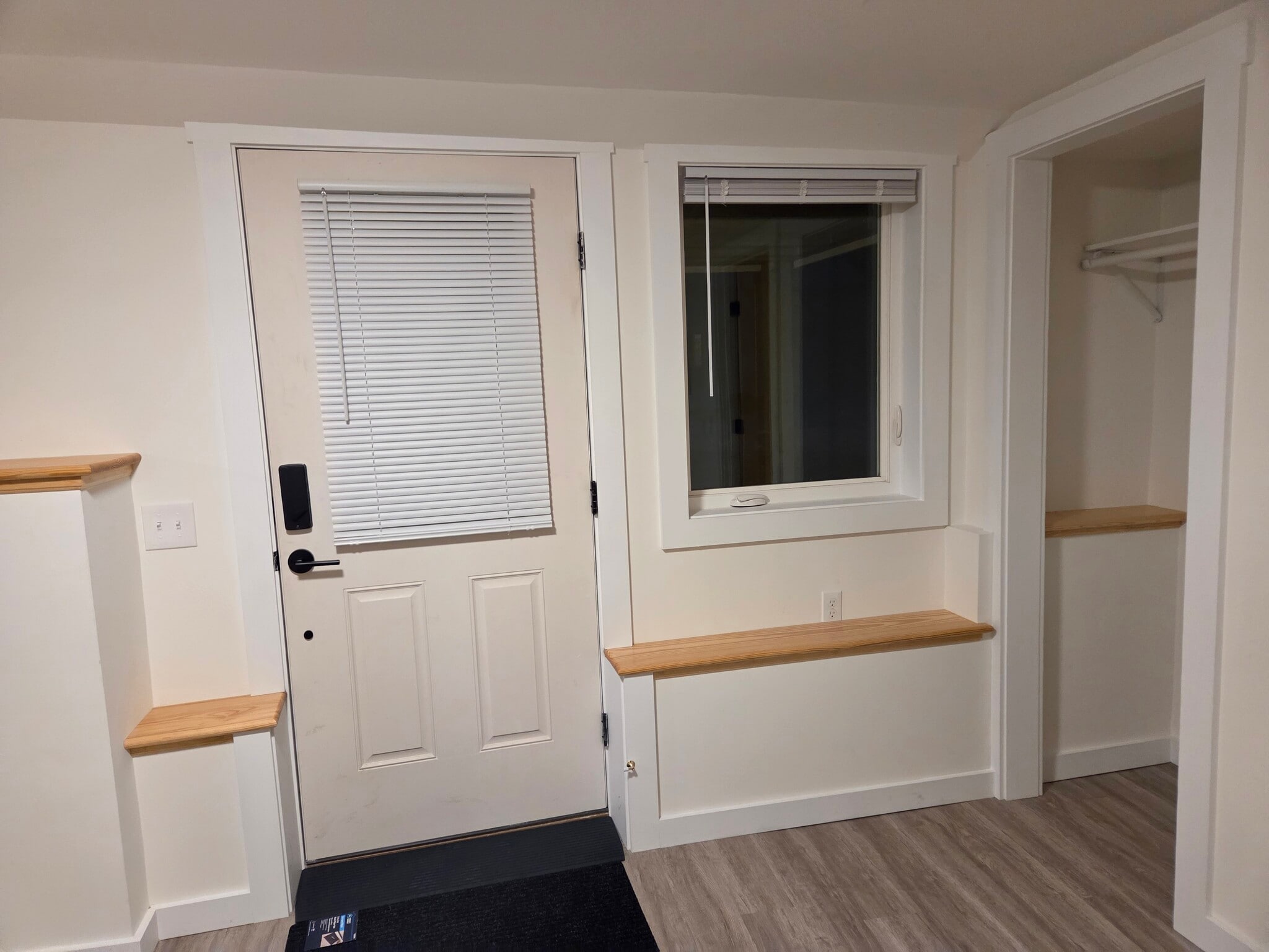 Unit 4 Entry / LR - 73 Goshen Rd