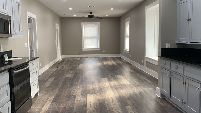 Building Photo - 302 W Baylor St