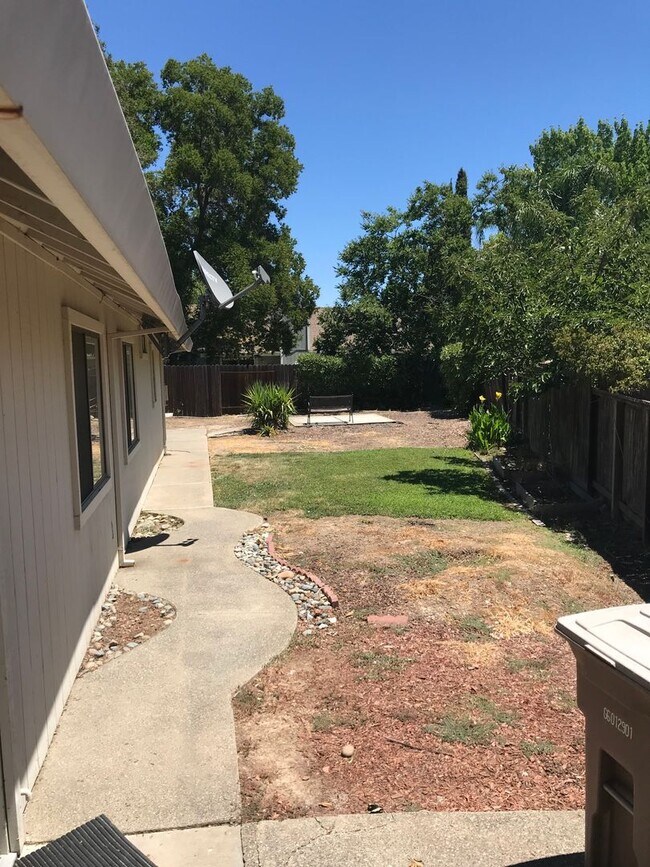 Building Photo - 4 Bed | 2 Bath | 1814SF | 2 Car Garage | Single Story |  Tenant pays $175 monthly for WS&G