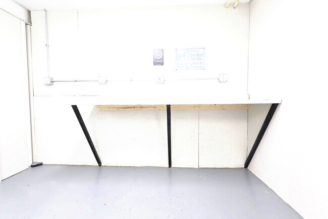 Building Photo - Beautiful 1 Bedroom w/ Off-Street Parking