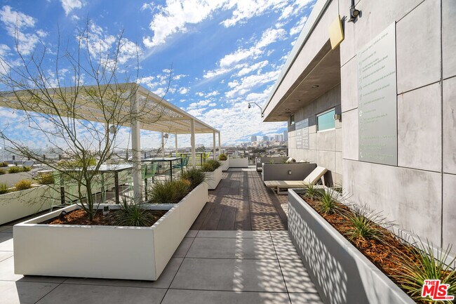Building Photo - 527 Molino St