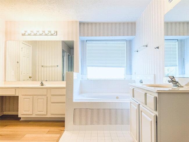 Building Photo - 2439 Shelby Park Dr