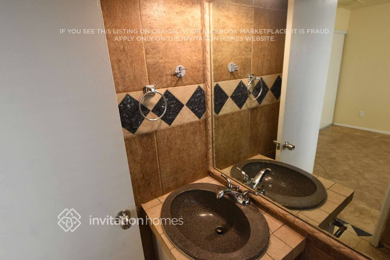 Building Photo - 3735 W Columbine Dr