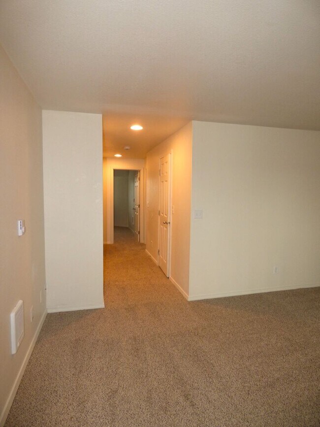 Building Photo - Rent Special: FREE June's Rent - 2 Bedroom 1 Bath Unit NE Salem!