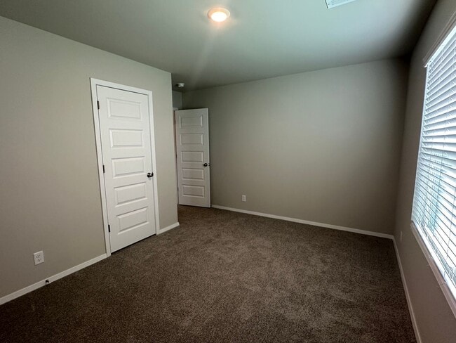 Building Photo - Quiet cul-da-sack - 3 bed 2 bath 2 car garage