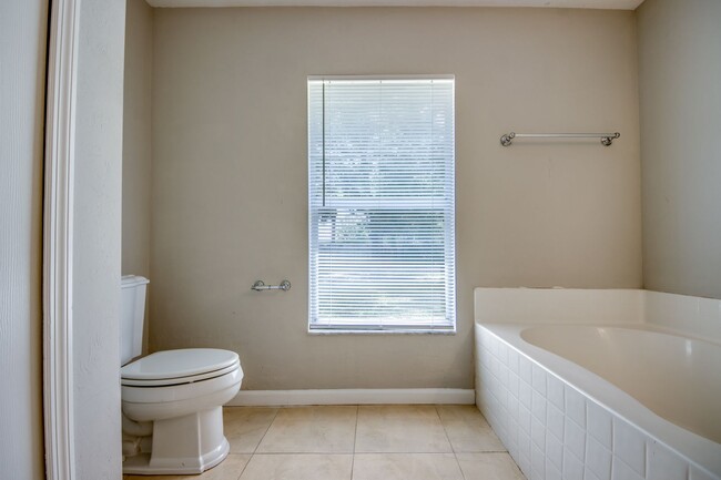 Building Photo - 2462 Nature Pointe Loop