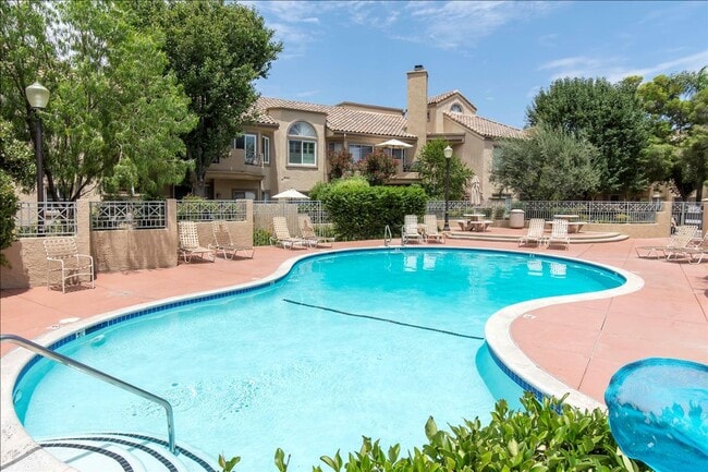 Building Photo - GREAT CONDO CLOSE TO VALENCIA MALL!