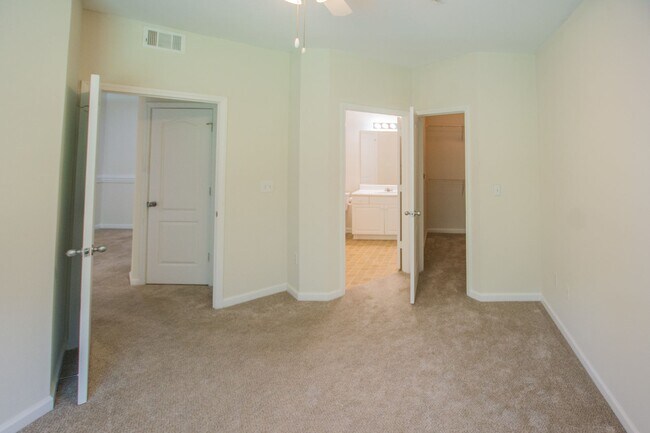 Building Photo - Lovely 2-bedroom, 2-bath condo available f...