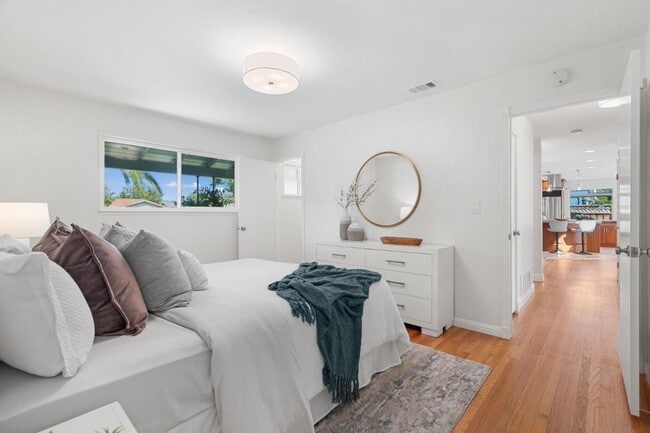 Building Photo - 1106 Viscaino Ave