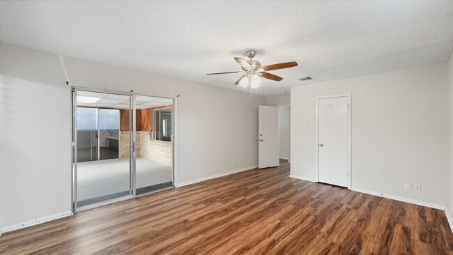 Building Photo - 140 Cloverleaf Dr