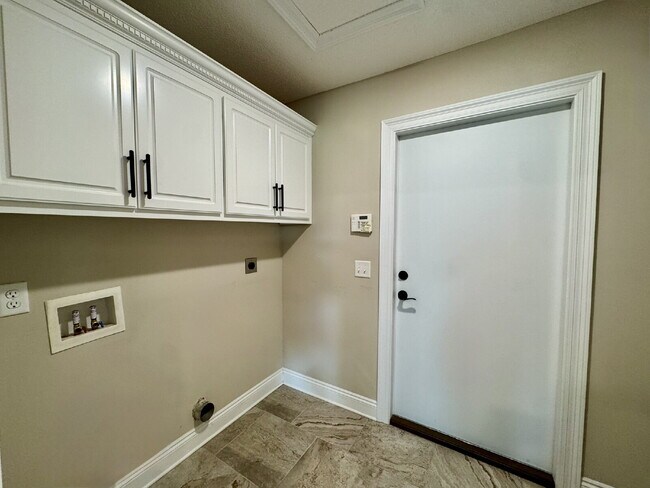 Building Photo - Beautiful Brick 4/2 in popular neighborhood!