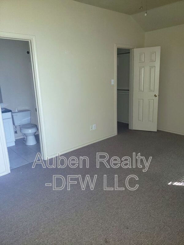 Building Photo - 114 Honey Bee Dr